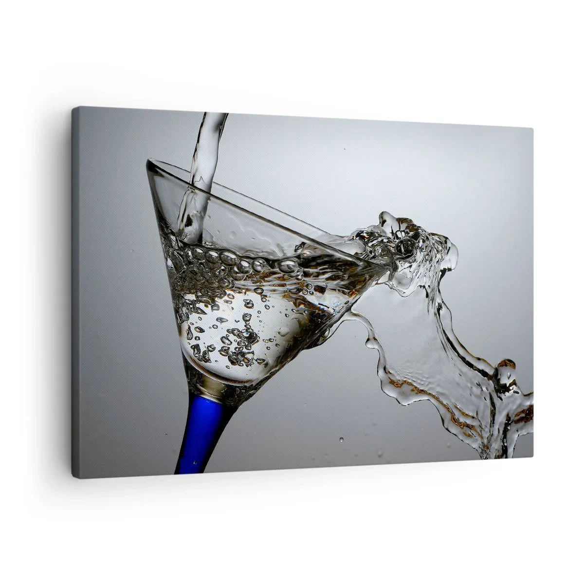 Lærredstryk - Billede på lærred - Et glas vand i bevægelse på en lys baggrund - 70x50cm - Krystalvand i krystalglas - Moderne vægdekoration til stue og soveværelse ARTTOR