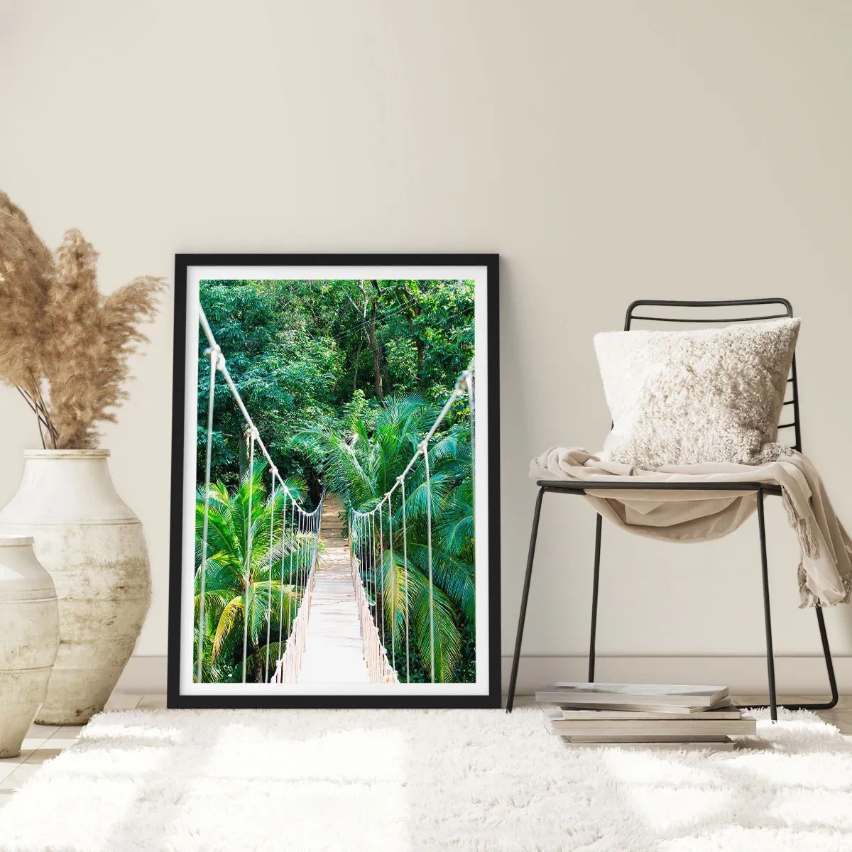 Plakat i sort ramme - En hængebro i en tropisk regnskov - 50x70cm - Velkommen til junglen! - Moderne vægdekoration til stue og soveværelse ARTTOR