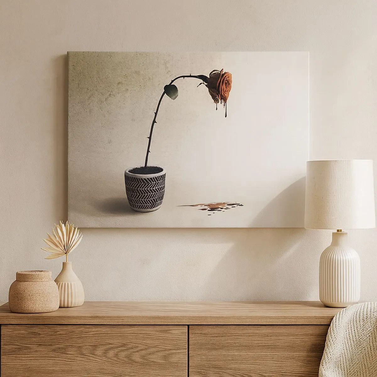 Lærredstryk - Billede på lærred - En rød rose i en potte med dråber farvestof på en hvid baggrund - 70x50cm - Rosa dolorosa - Moderne vægdekoration til stue og soveværelse ARTTOR