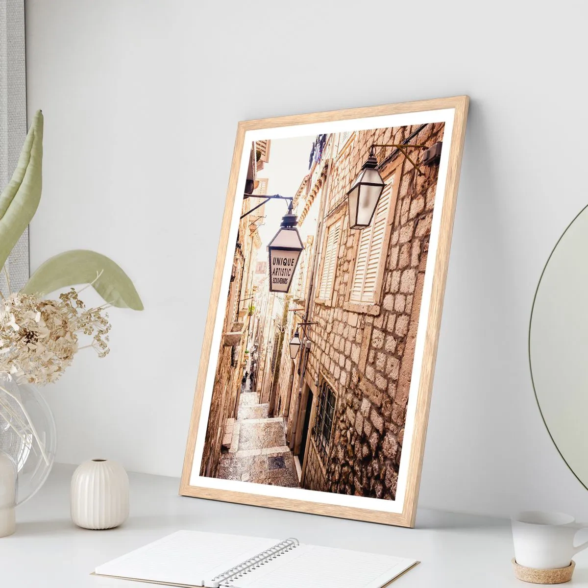 Plakat i ramme af lyst egetræ - En charmerende gyde - 70x100 cm