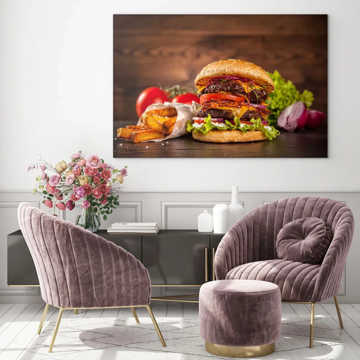 Billede på glas - Saftig burger med toppings og pommes frites på en træbaggrund - 70x50cm - Forbudt frugt - Moderne vægdekoration til stue og soveværelse ARTTOR
