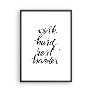 Plakat i sort ramme - Motiverende indskrift 'Arbejd hårdt, hvil hårdere' på en hvid baggrund - 50x70cm - Balance i livet - Moderne vægdekoration til stue og soveværelse ARTTOR