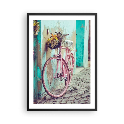 Plakat i sort ramme - En lyserød cykel med en kurv på en rustik gade - 50x70cm - Jeg vender tilbage om lidt - Moderne vægdekoration til stue og soveværelse ARTTOR