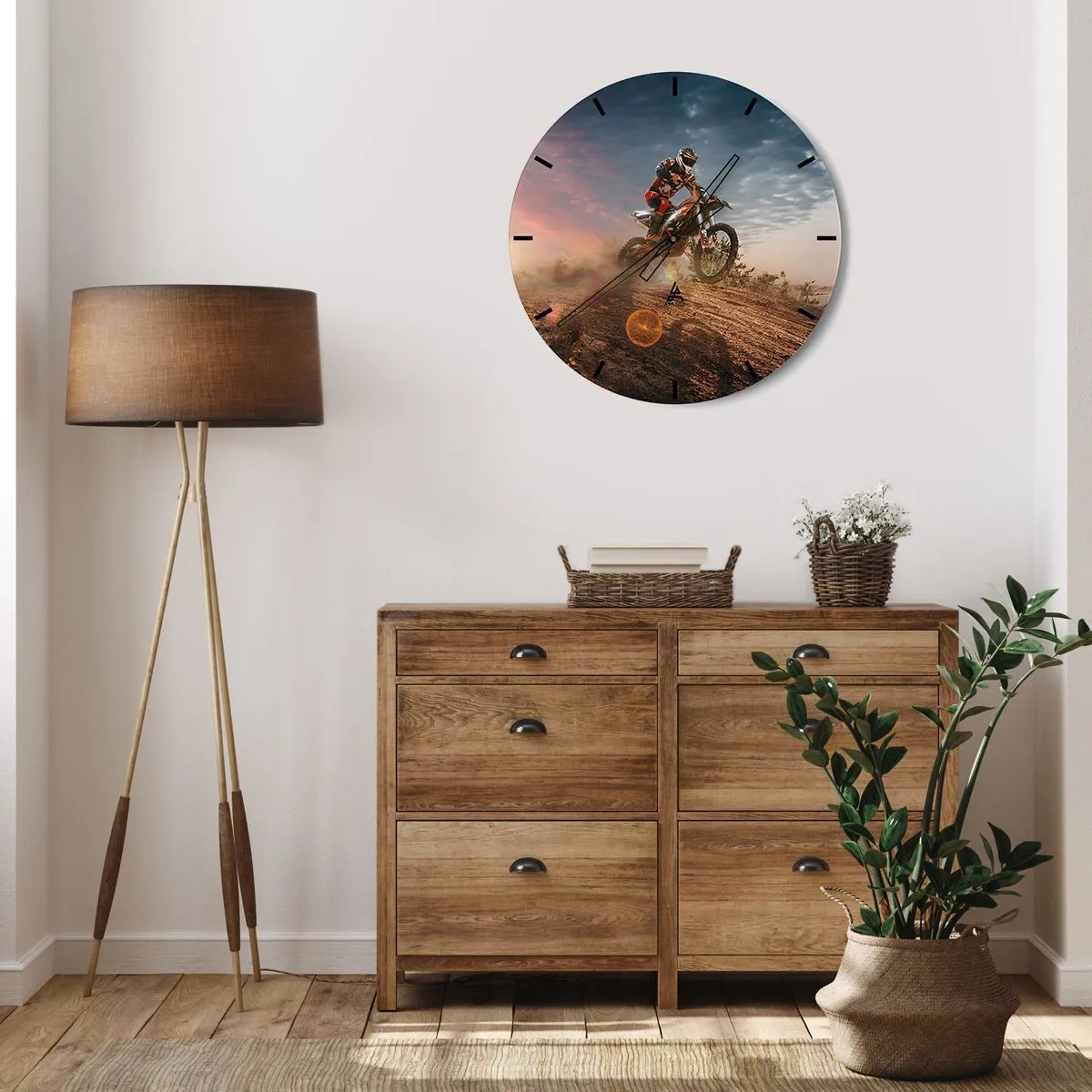 Vægur, Uret - Motorcyklist i ørkenen ved solnedgang - 30x30cm - For sejren - Moderne vægdekoration til stue, køkken og soveværelse ARTTOR