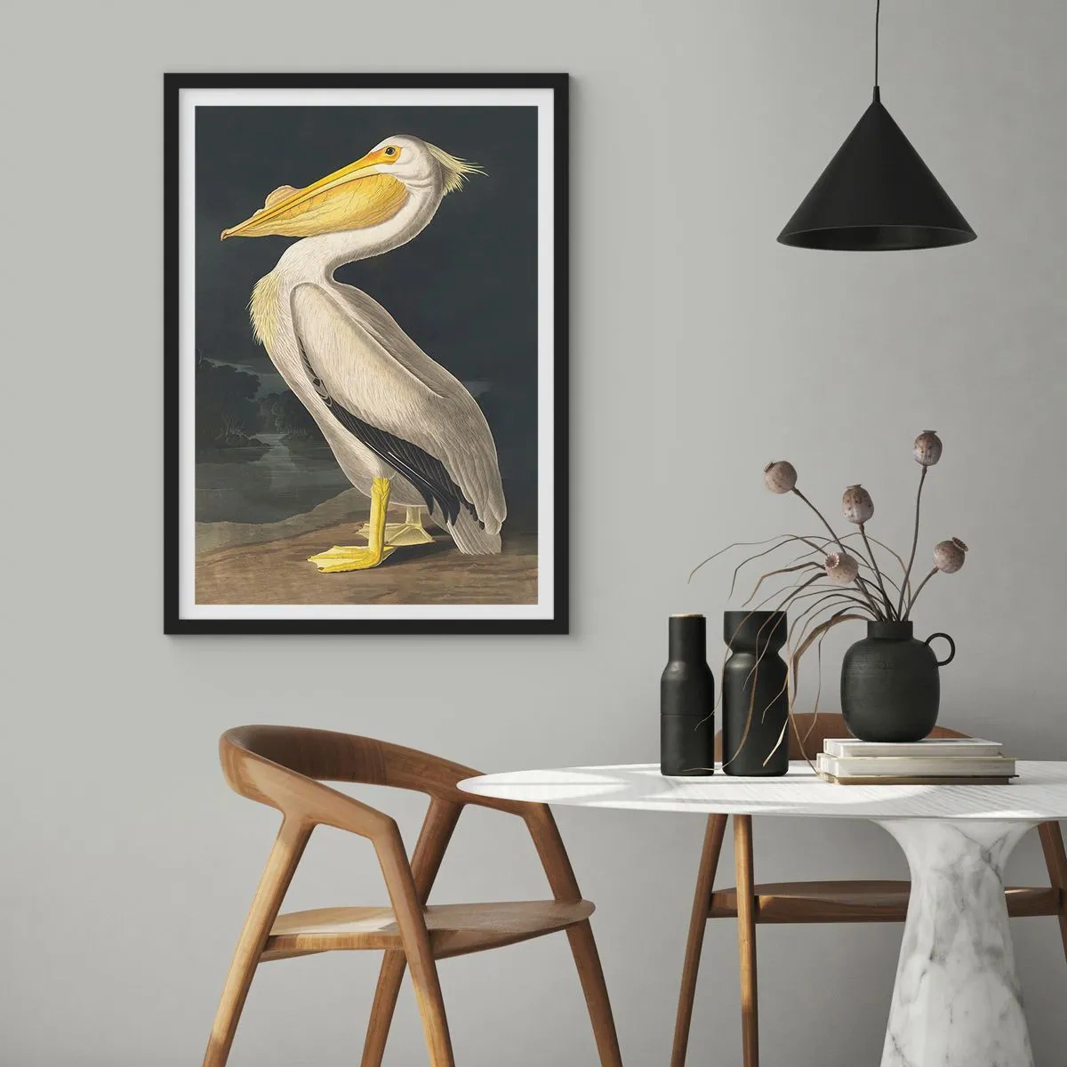 Plakat i sort ramme - Pelikan i en klassisk illustration på en mørk baggrund - 50x70cm - Fuld af stolthed - Moderne vægdekoration til stue og soveværelse ARTTOR
