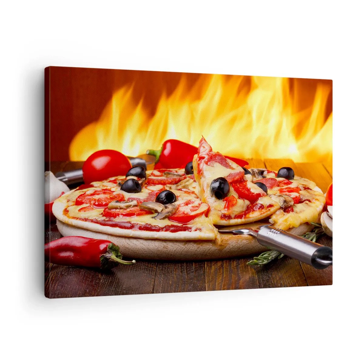 Lærredstryk - Billede på lærred - Pizza med oliven, tomater og peberfrugter mod en baggrund af flammer - 70x50cm - From Italy with love - Moderne vægdekoration til stue og soveværelse ARTTOR