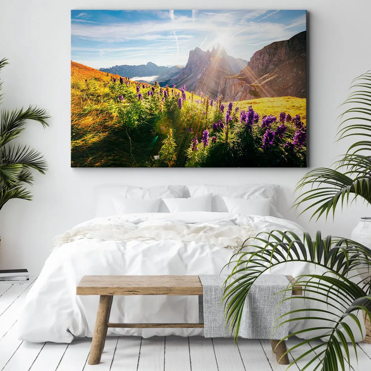 Lærredstryk - Billede på lærred - Bjerglandskab med blomster i lyset af den opgående sol - 70x50cm - Urternes hemmelige liv - Moderne vægdekoration til stue og soveværelse ARTTOR