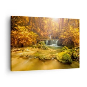 Lærredstryk - Billede på lærred - Et gyldent vandfald i en efterårsskov omgivet af grønne områder - 70x50cm - Skovkaskade i guld - Moderne vægdekoration til stue og soveværelse ARTTOR