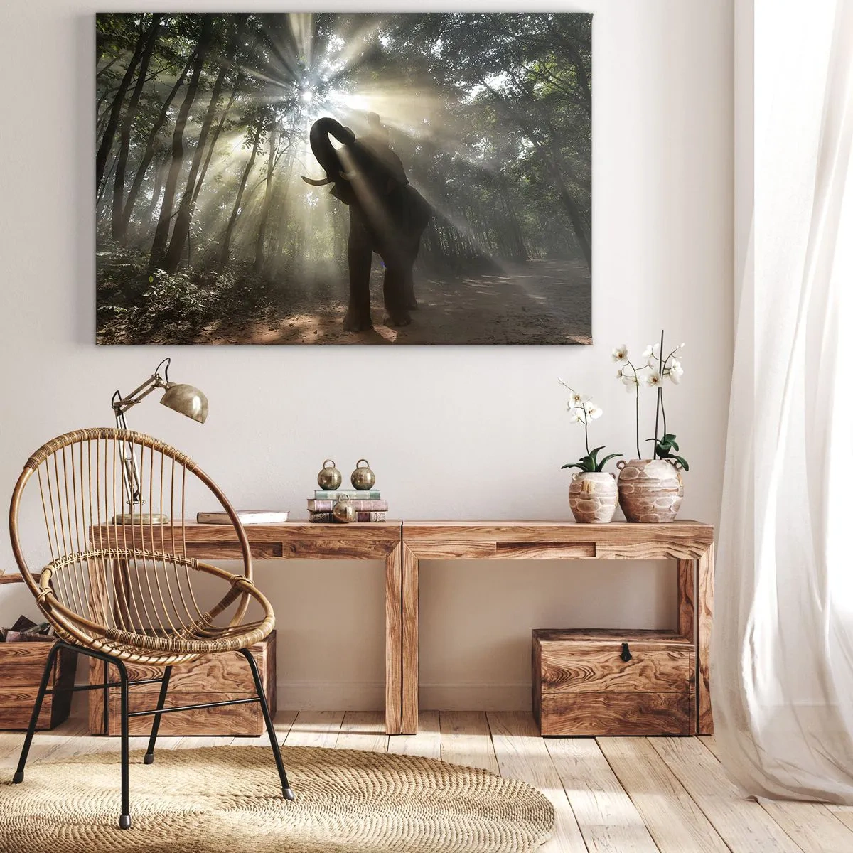 Lærredstryk - Billede på lærred - En elefant i skoven omgivet af lysstråler i morgentågen - 70x50cm - Under en lykkelig stjerne - Moderne vægdekoration til stue og soveværelse ARTTOR