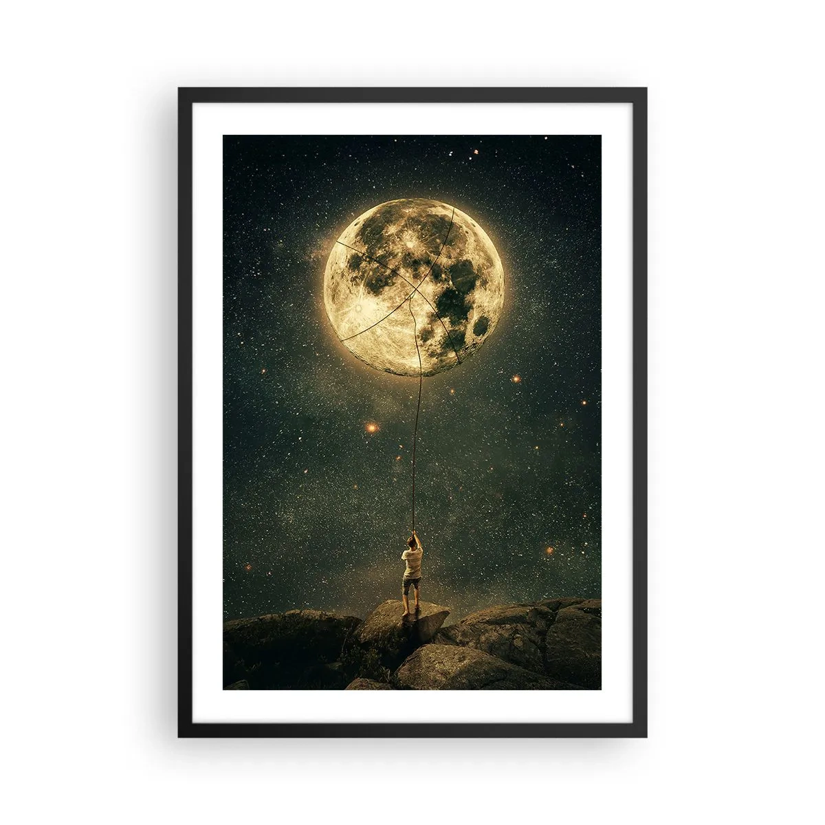 Plakat i sort ramme - En figur, der holder månen på et reb i et stjerneklar landskab. - 50x70cm - En, der stjal månen - Moderne vægdekoration til stue og soveværelse ARTTOR