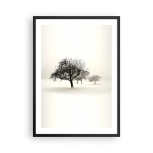 Plakat i sort ramme - Vinterlandskab med ensomme træer i tåget landskab - 50x70cm - Vintersøvn - Moderne vægdekoration til stue og soveværelse ARTTOR