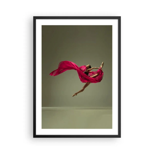 Plakat i sort ramme - En ballerina i rødt stof udfører et dynamisk hop. - 50x70cm - Dansende flamme - Moderne vægdekoration til stue og soveværelse ARTTOR