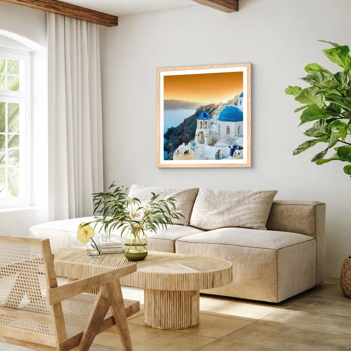 Plakat i ramme af lyst egetræ - Santorini - omfavnet af klipperne - 50x50 cm