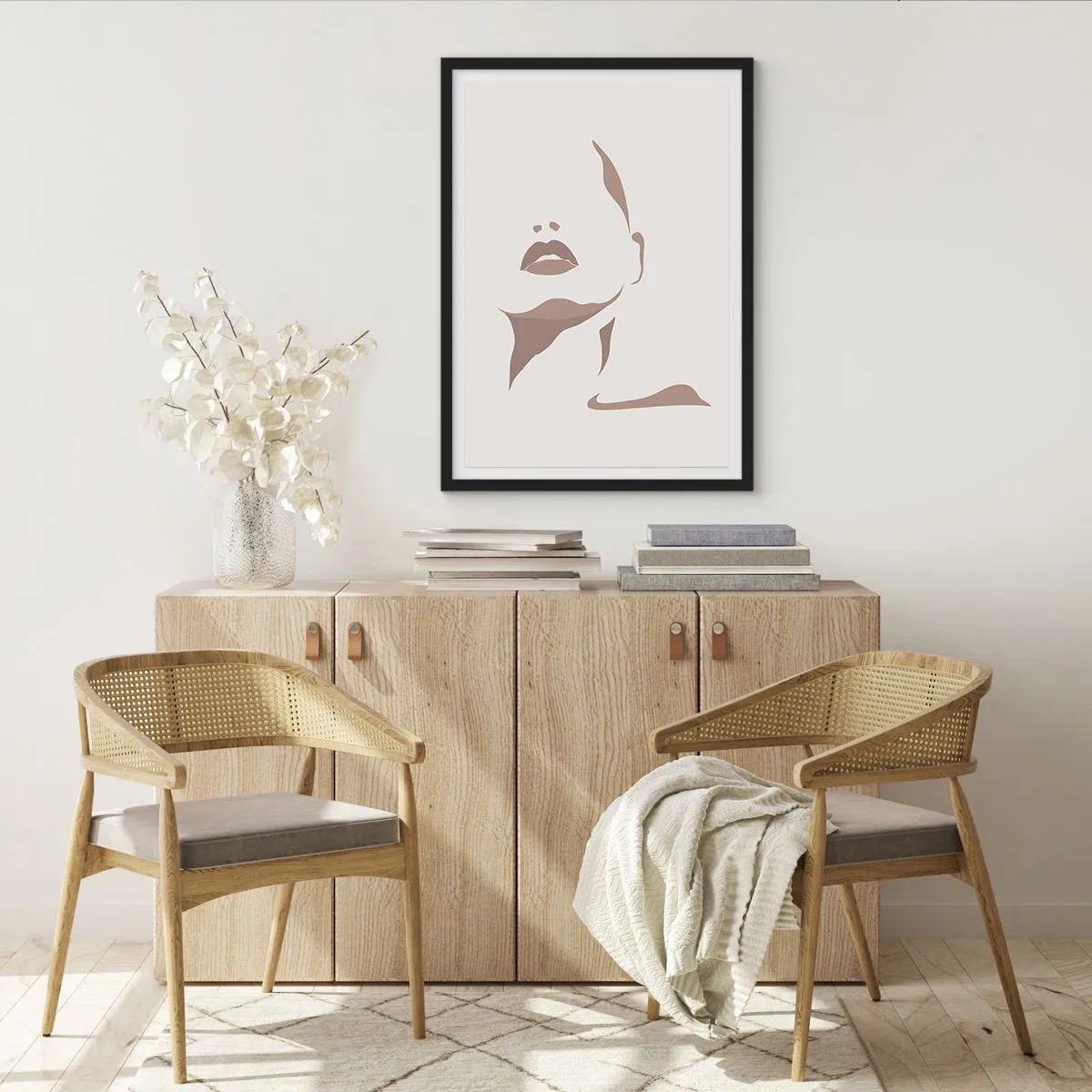 Plakat i sort ramme - Et minimalistisk ansigtsportræt i beige og brune nuancer. - 50x70cm - Skabt af lys og skygge - Moderne vægdekoration til stue og soveværelse ARTTOR