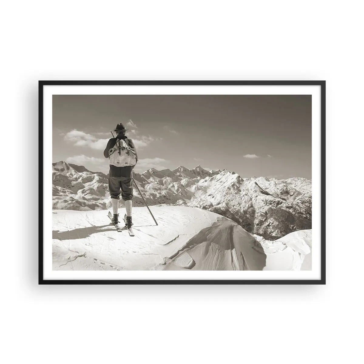 Plakat i sort ramme - Og bjergene er de samme - 100x70 cm