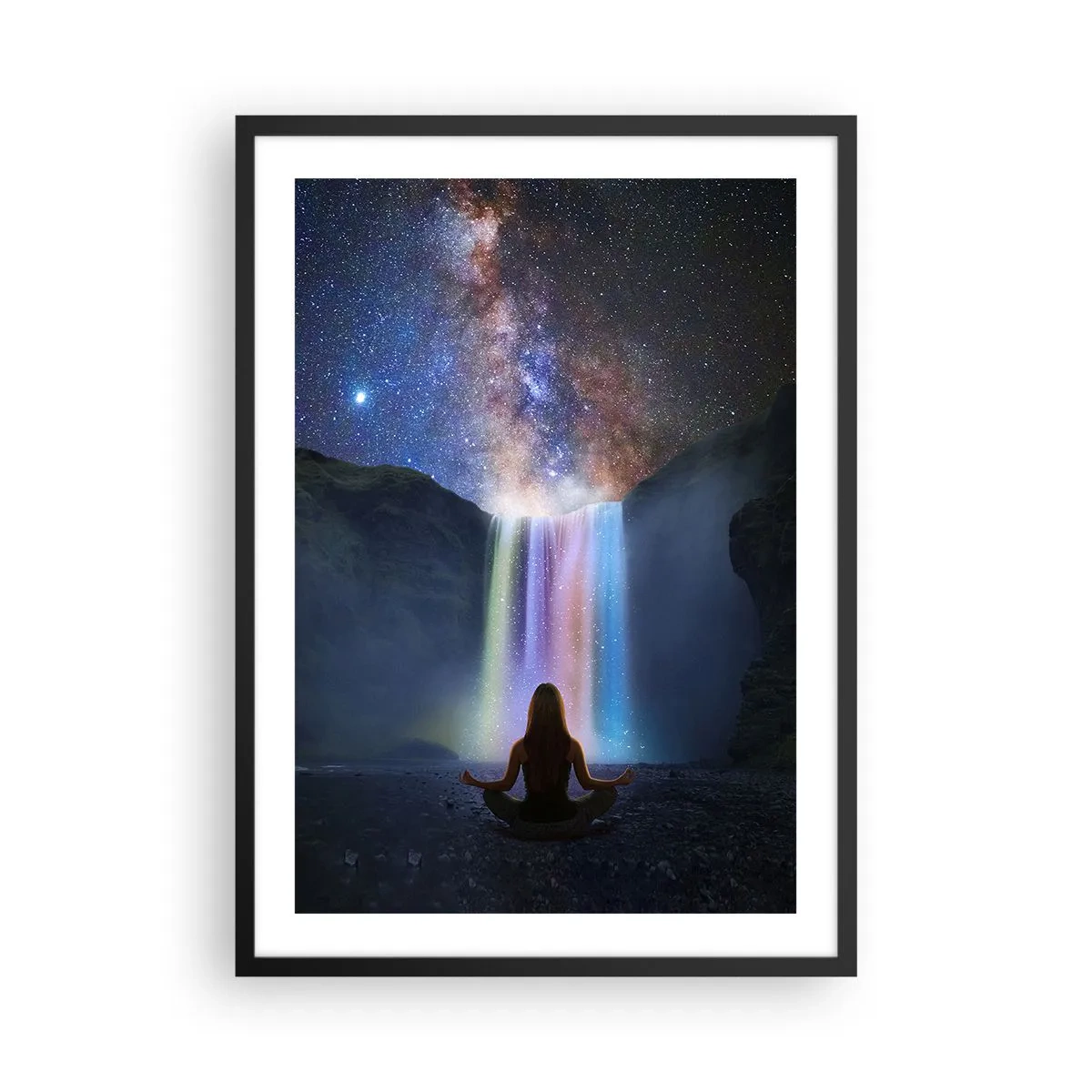 Plakat i sort ramme - En kvinde mediterer ved et lysende vandfald under en stjerneklar himmel. - 50x70cm - Absolut harmoni - Moderne vægdekoration til stue og soveværelse ARTTOR