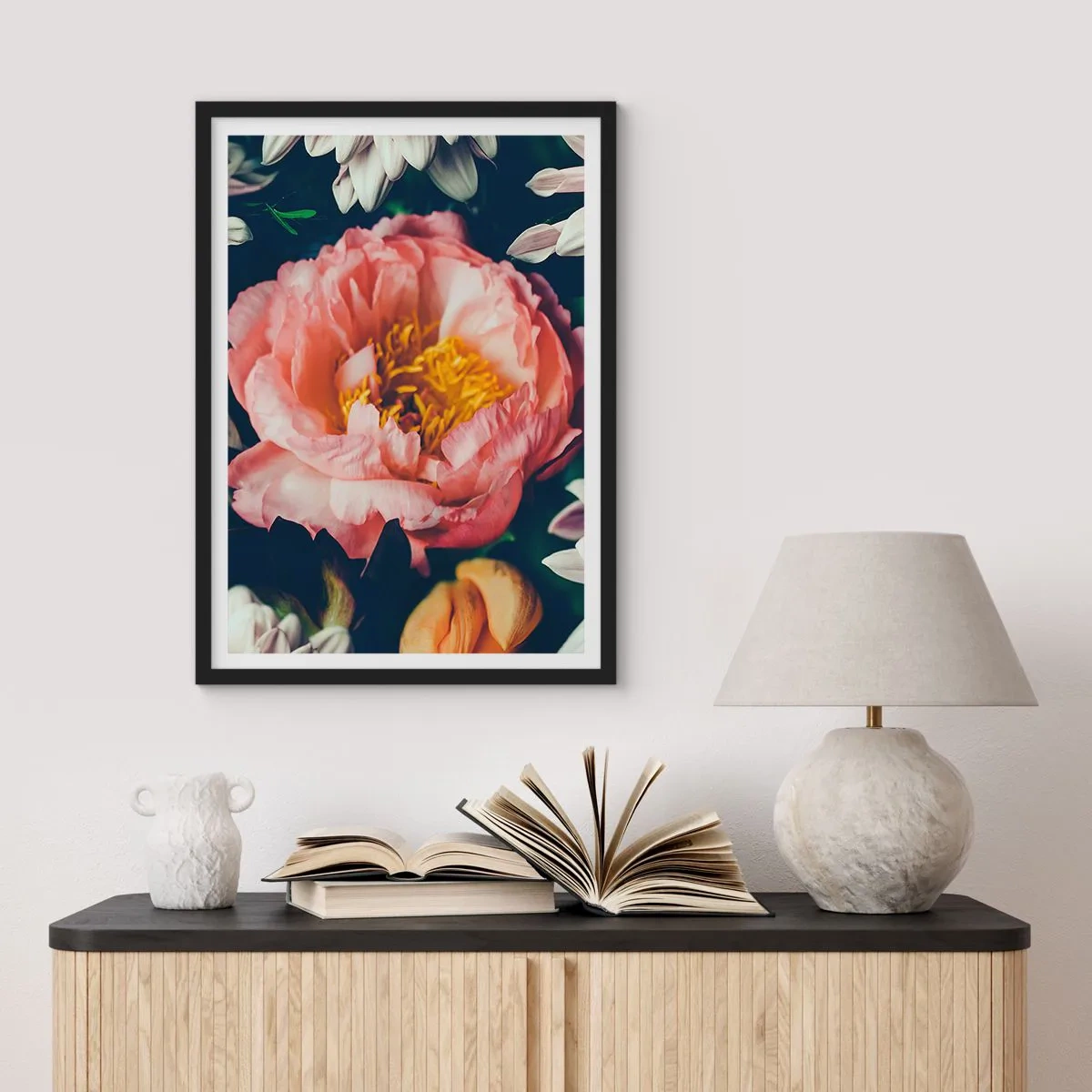 Plakat i sort ramme - En lyserød blomst med en gul midte omgivet af andre blomster - 50x70cm - Med barok pragt - Moderne vægdekoration til stue og soveværelse ARTTOR