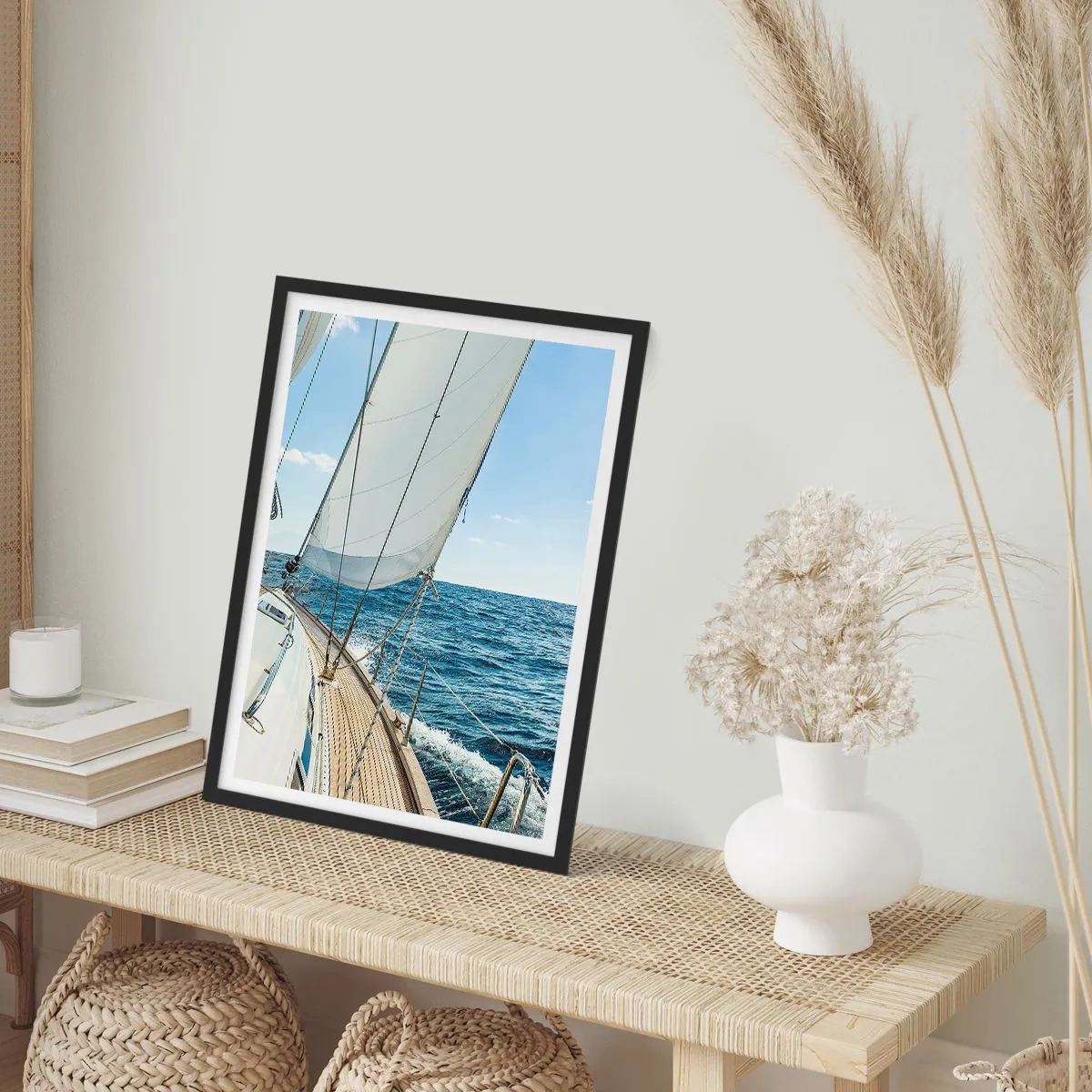 Plakat i sort ramme - En sejlbåd på åbent hav på en solskinsdag - 50x70cm - Ahoj , eventyr - Moderne vægdekoration til stue og soveværelse ARTTOR