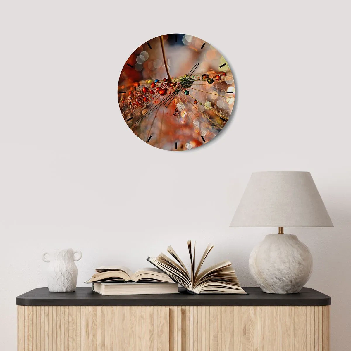 Vægur, Uret - Dugdråber på spindelvæv i morgenlyset - 30x30cm - Trådet på et edderkoppespind - Moderne vægdekoration til stue, køkken og soveværelse ARTTOR