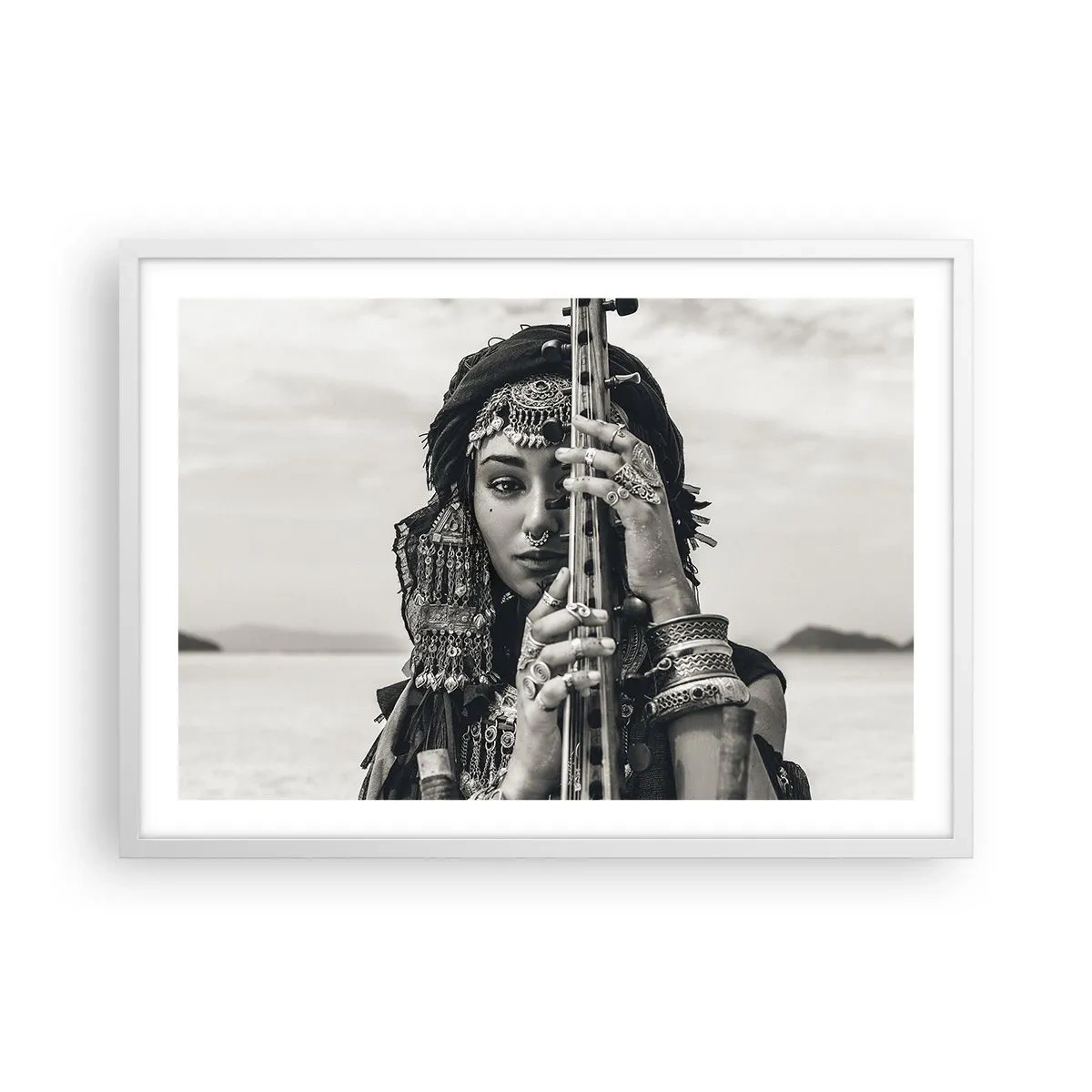 Plakat i hvid ramme - Selve den orientalske musik - 70x50 cm