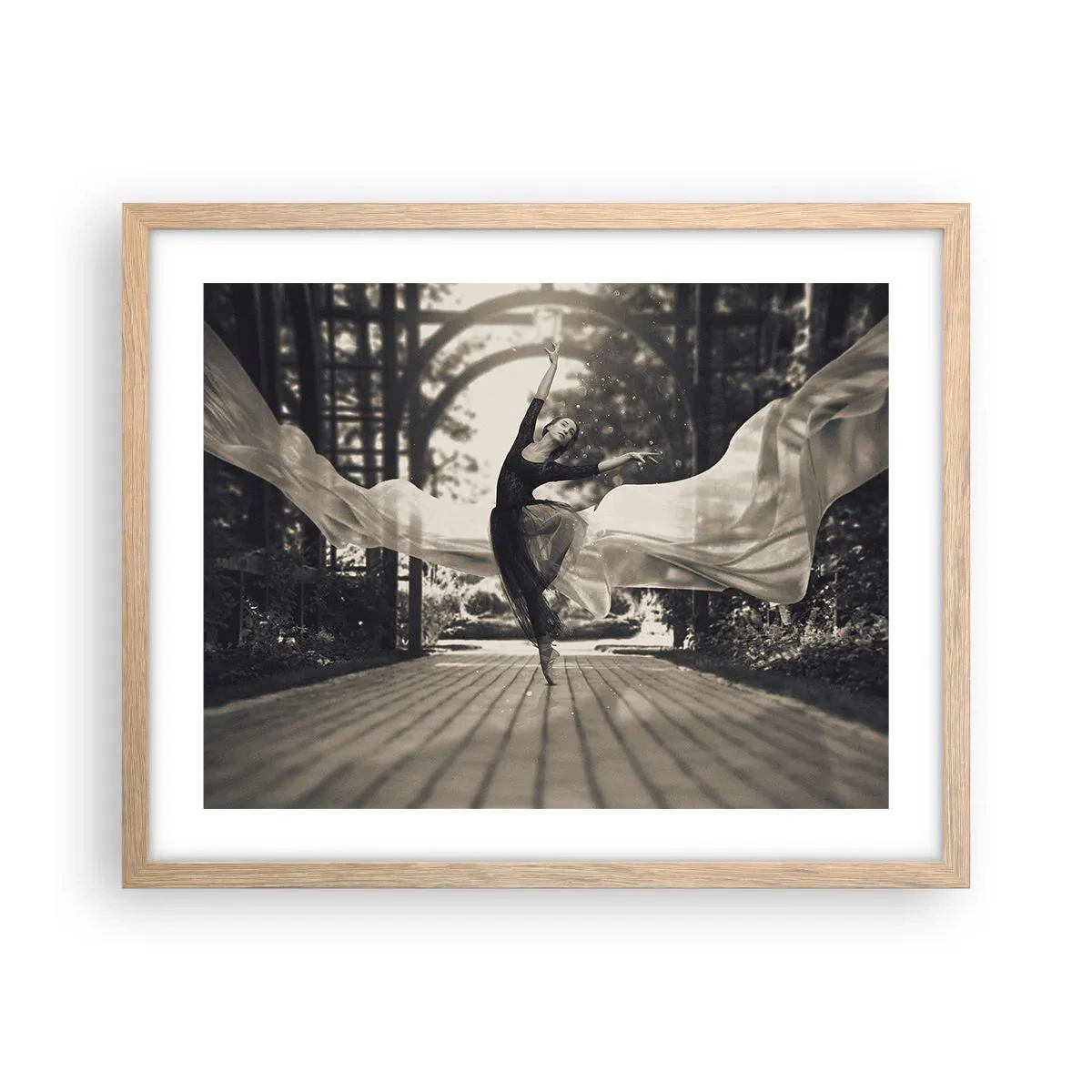 Plakat i ramme af lyst egetræ - Dans i haven - 50x40 cm