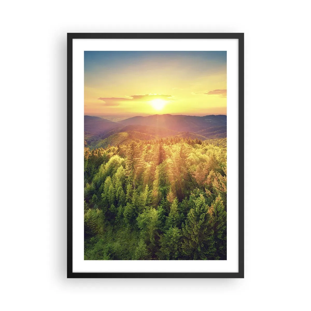 Plakat i sort ramme - Solnedgang over en bjergrig skov fuld af grønt - 50x70cm - Toppe og bjergtoppe - Moderne vægdekoration til stue og soveværelse ARTTOR