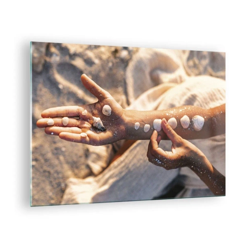 Billede på glas - Barnehænder med muslingeskaller på en baggrund af sand og stof - 70x50cm - Skønhed inden for rækkevidde - Moderne vægdekoration til stue og soveværelse ARTTOR