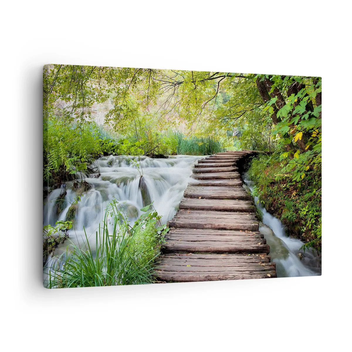 Lærredstryk - Billede på lærred - En træbro over et vandfald omgivet af frodig grøn skov. - 70x50cm - Overhovedet ikke stille vand - Moderne vægdekoration til stue og soveværelse ARTTOR