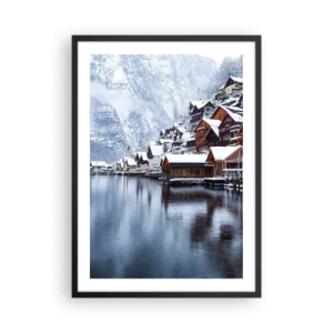 Plakat i sort ramme - Vinterlandskab i en bjerglandsby ved søen - 50x70cm - I en vinterdekoration - Moderne vægdekoration til stue og soveværelse ARTTOR