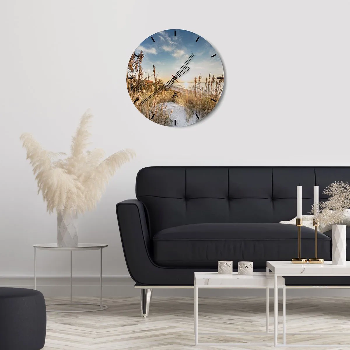 Vægur, Uret - En sandstrand med græsser oplyst af solens stråler - 30x30cm - Nordstrand - Moderne vægdekoration til stue, køkken og soveværelse ARTTOR