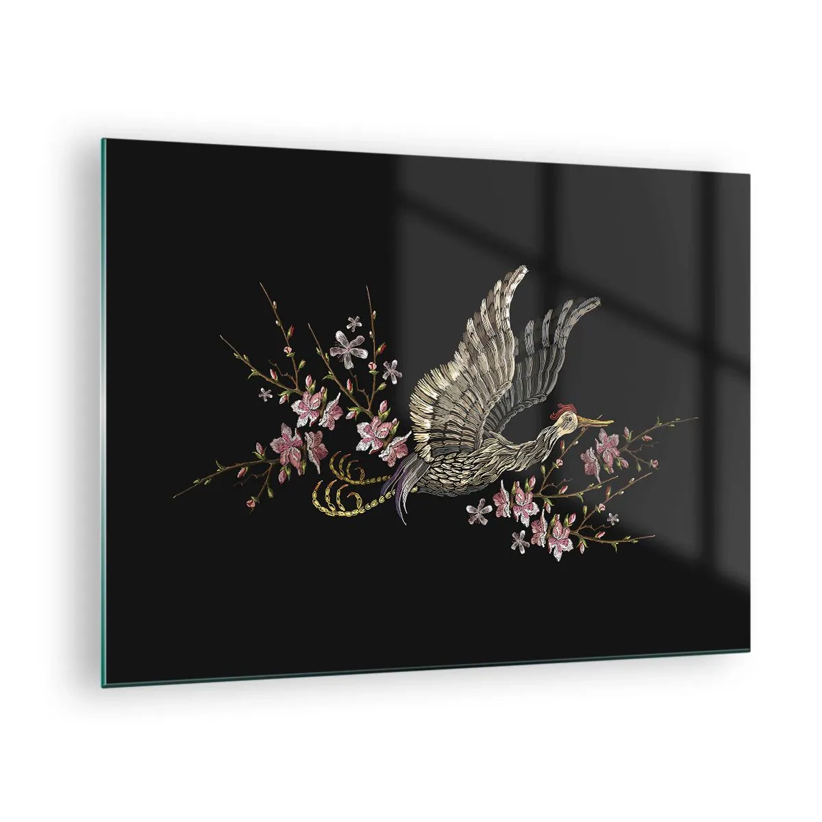 Billede på glas - Broderet fugl i flugt med blomster i baggrunden på en mørk baggrund - 70x50cm - Eksotisk broderet fugl - Moderne vægdekoration til stue og soveværelse ARTTOR