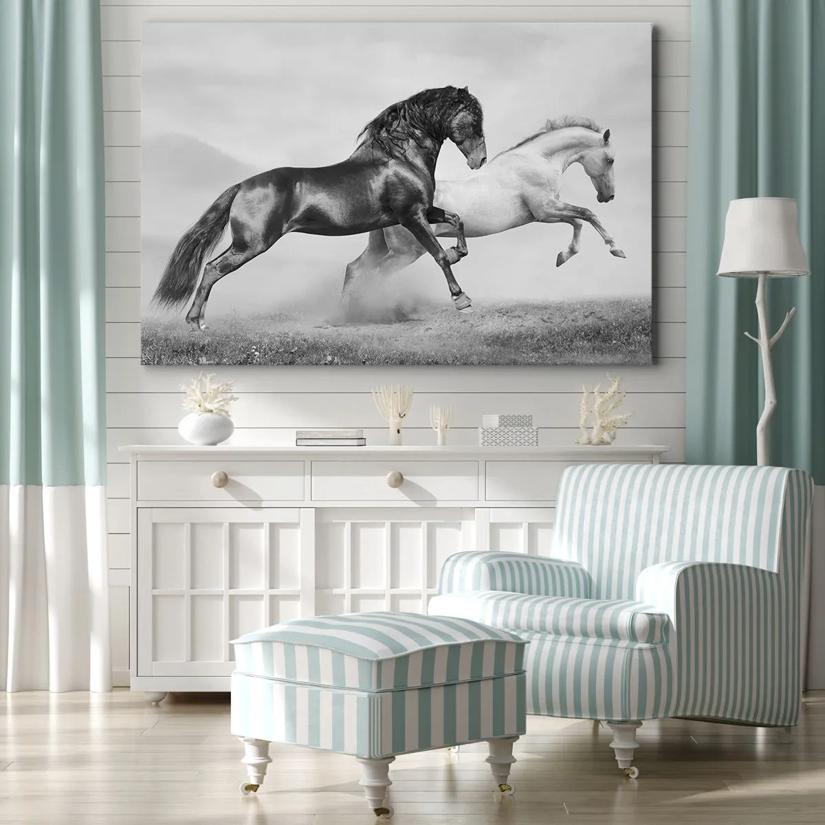 Lærredstryk - Billede på lærred - To galoperende heste i en dynamisk sort-hvid komposition - 70x50cm - Engle og dæmoner - Moderne vægdekoration til stue og soveværelse ARTTOR