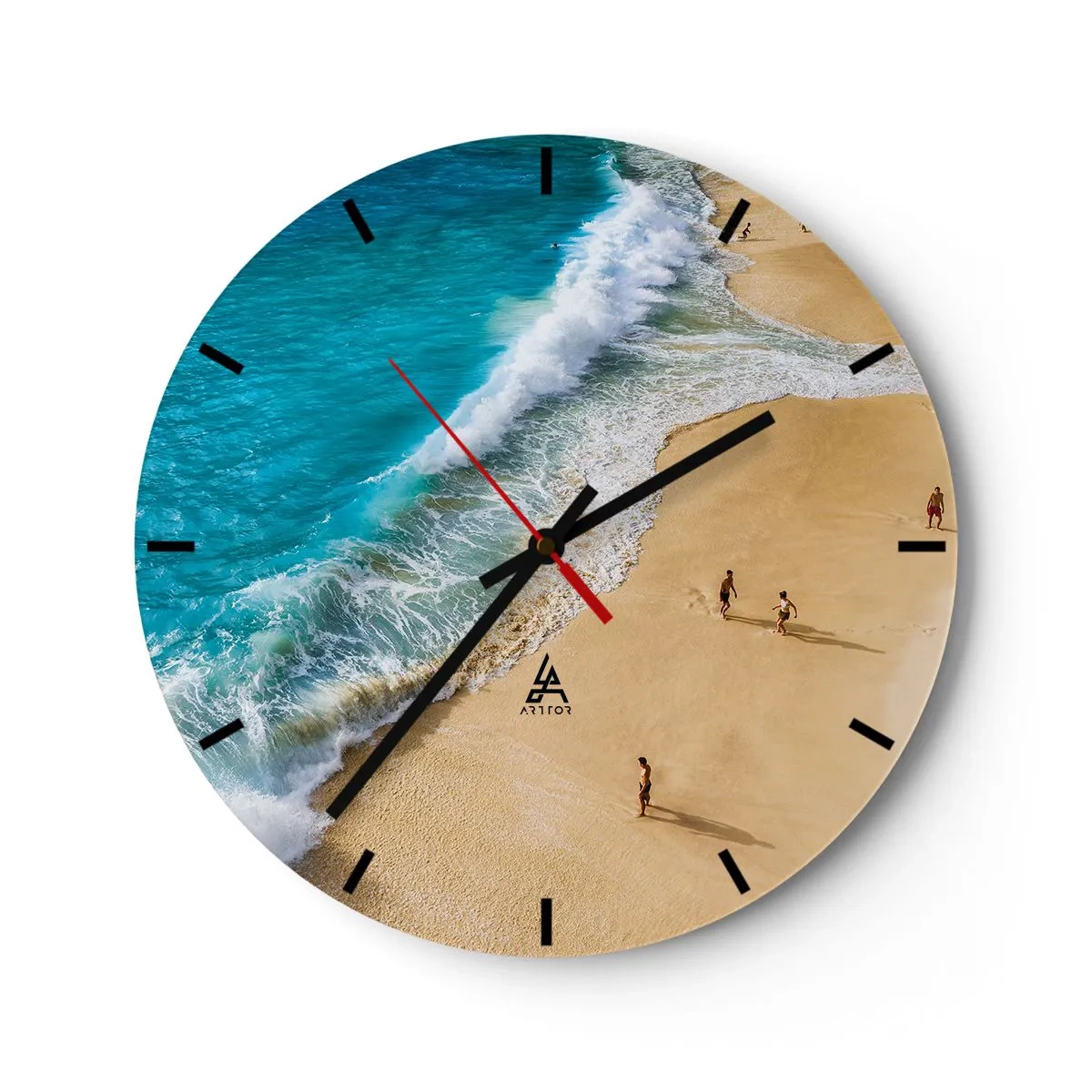 Vægur, Uret - En sandstrand med turkise bølger og mennesker, der går rundt - 30x30cm - Og så solen, stranden... - Moderne vægdekoration til stue, køkken og soveværelse ARTTOR
