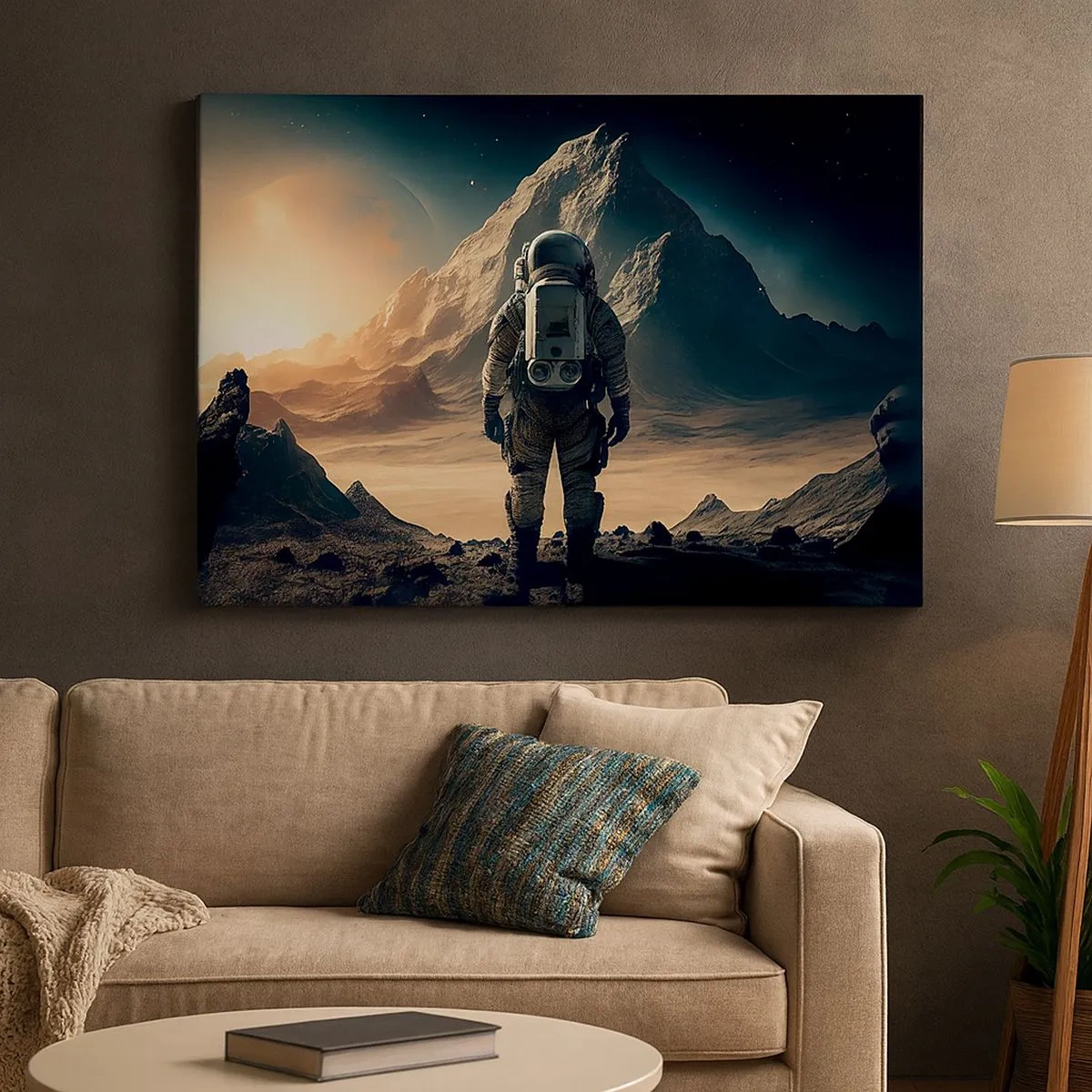 Lærredstryk - Billede på lærred - Astronaut mod en baggrund af majestætiske bjerge - 70x50cm - En ny udfordring - Moderne vægdekoration til stue og soveværelse ARTTOR