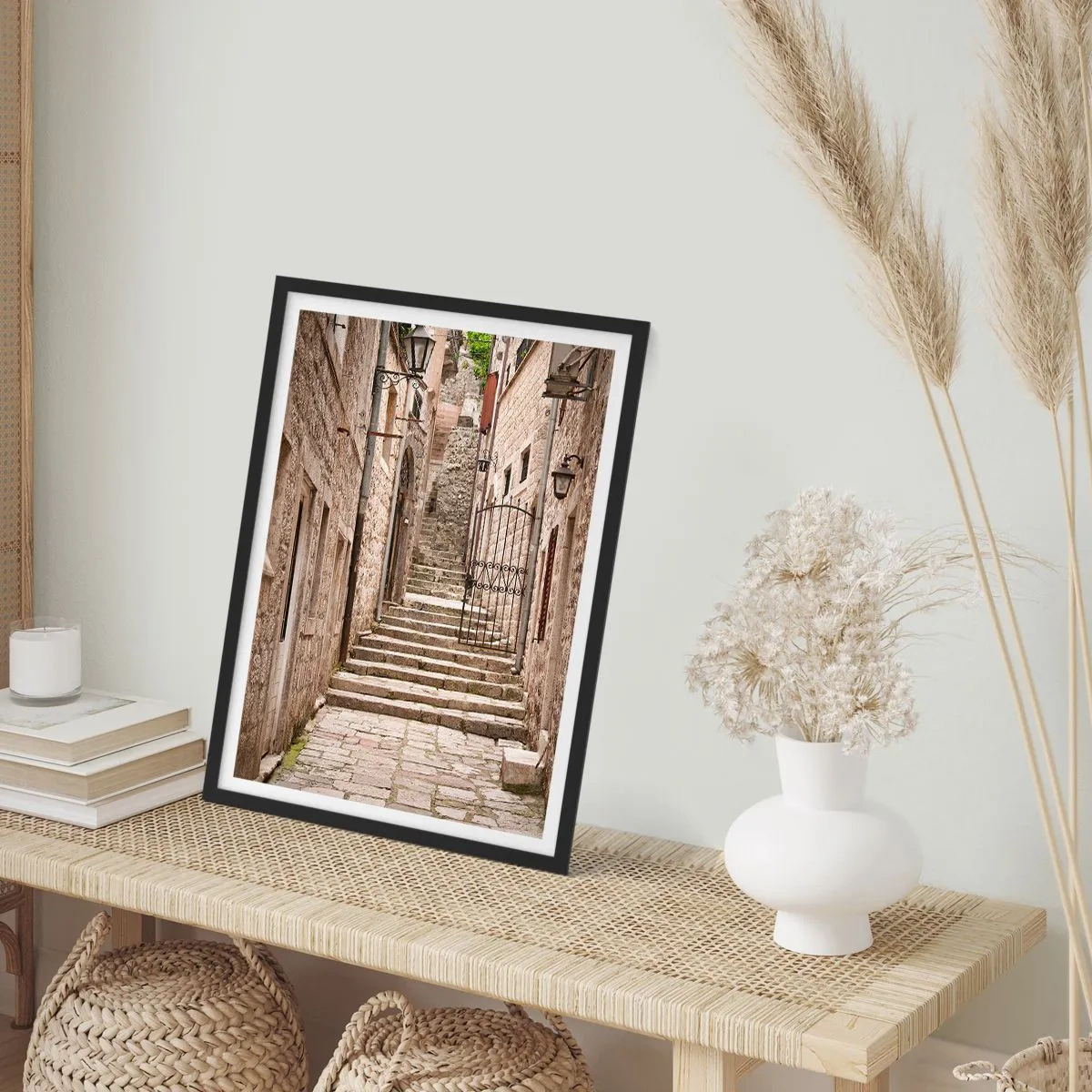Plakat i sort ramme - Magisk gammel gade - 70x100 cm