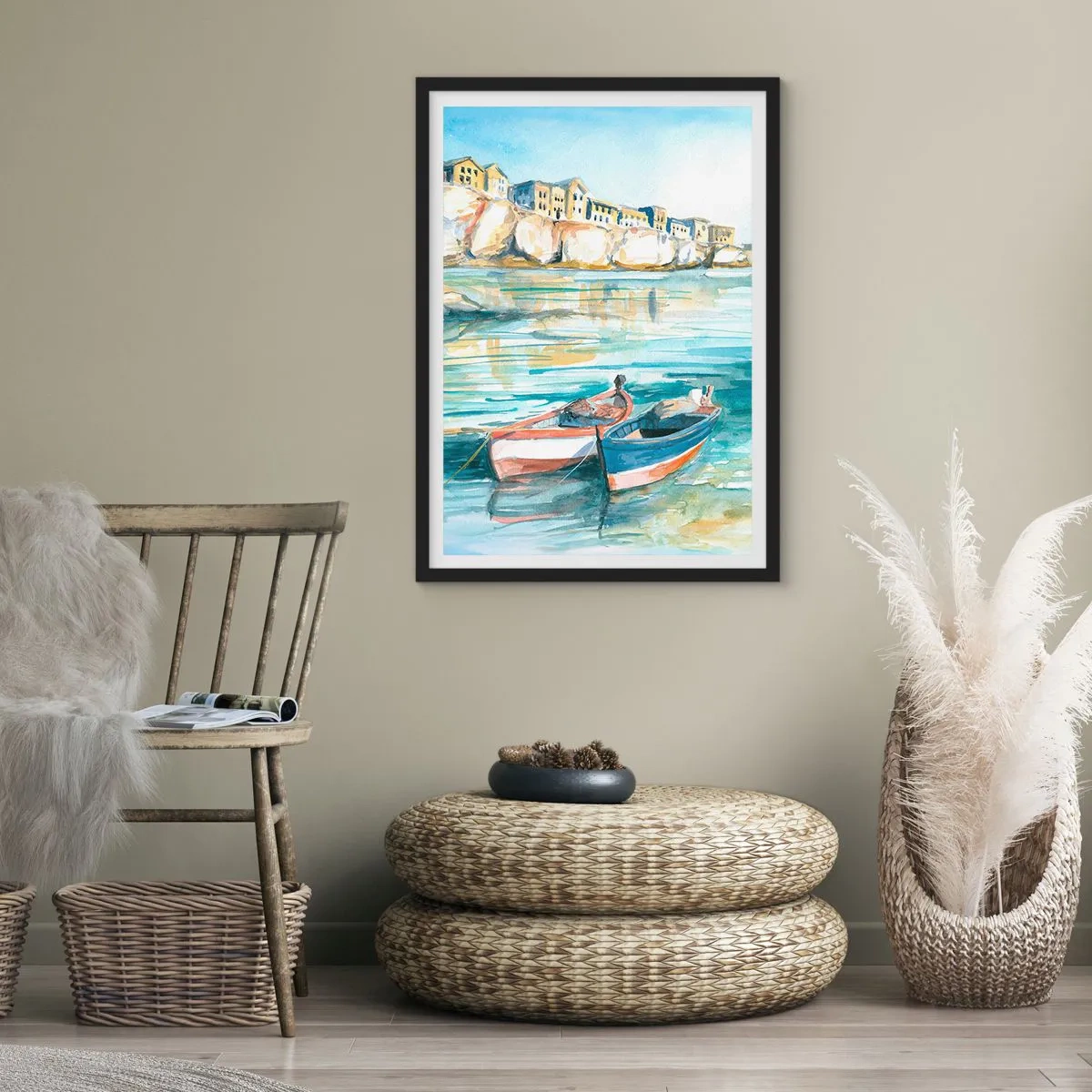Plakat i sort ramme - Akvarellandskab med både på vandet og en kystby - 50x70cm - Landskab i azurblå - Moderne vægdekoration til stue og soveværelse ARTTOR