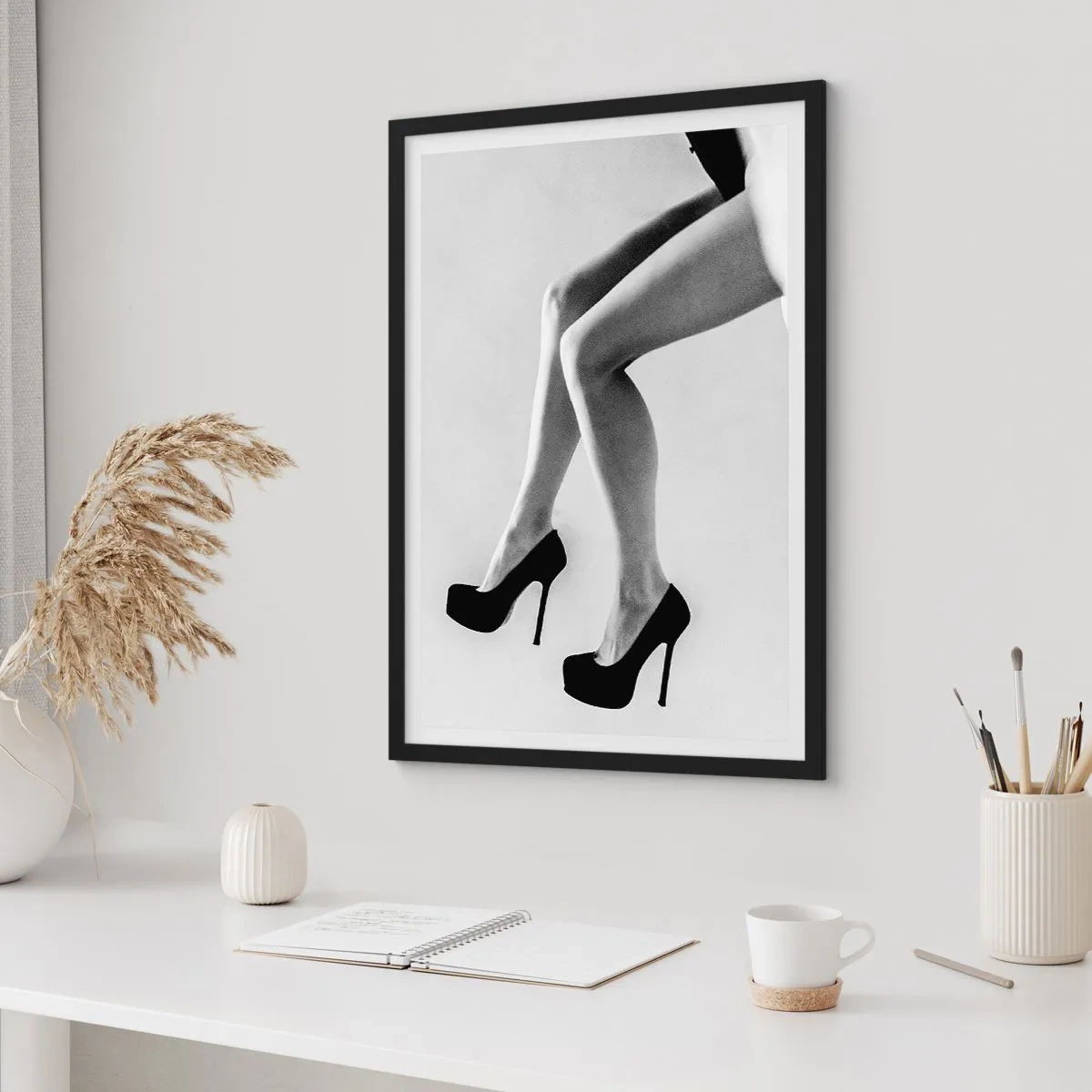 Plakat i sort ramme - Sort-hvidt fotografi af en kvindes ben i høje hæle - 50x70cm - Evig kvindelighed - Moderne vægdekoration til stue og soveværelse ARTTOR