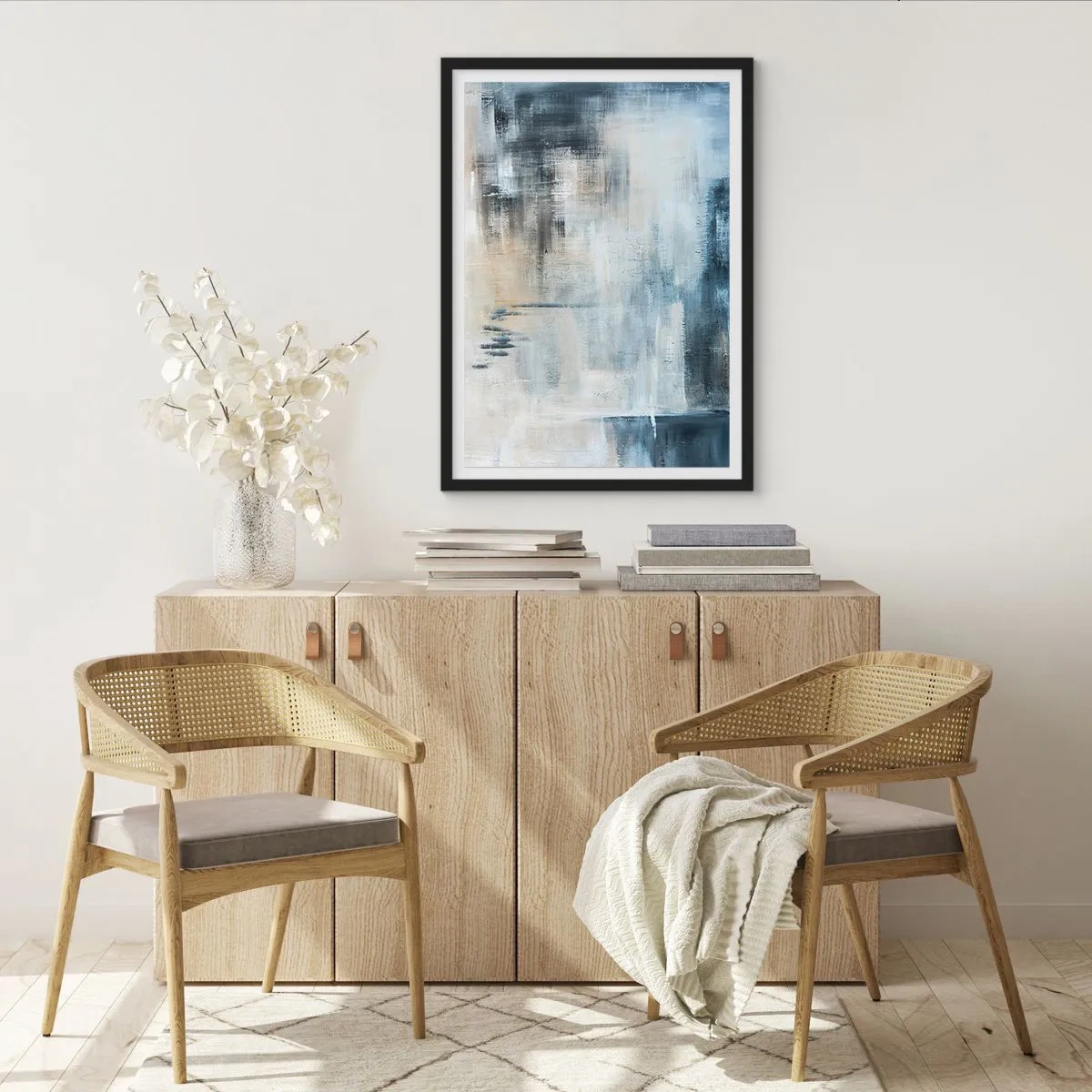 Plakat i sort ramme - Abstrakt komposition i blå og beige nuancer - 50x70cm - Bag et slør af blåt - Moderne vægdekoration til stue og soveværelse ARTTOR