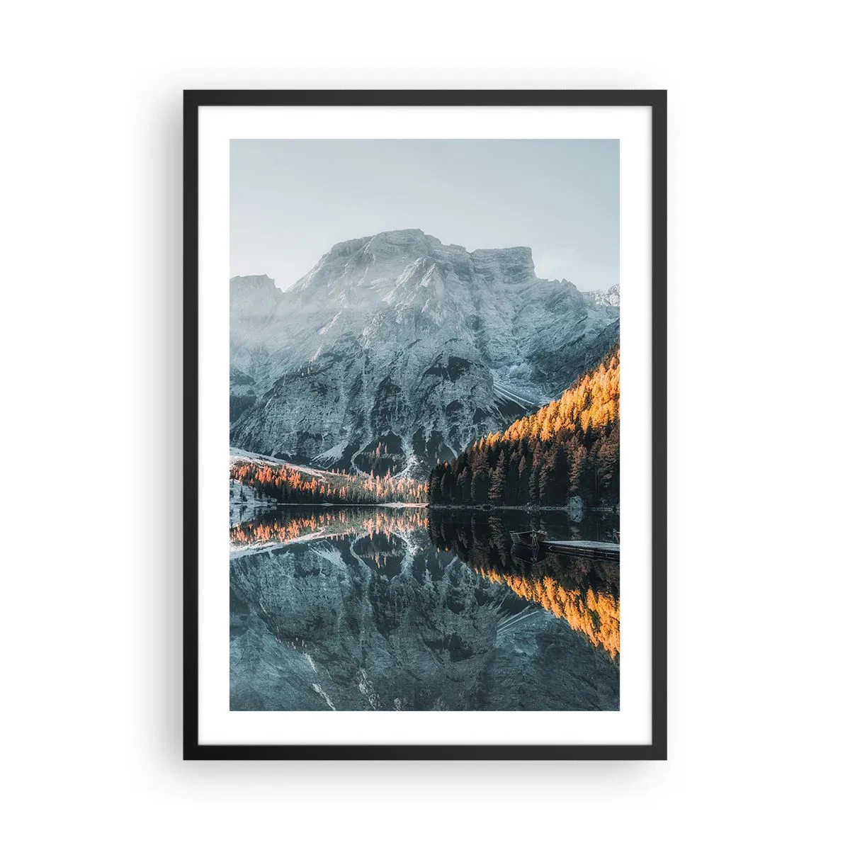 Plakat i sort ramme - Bjerglandskab spejlet i søen ved solnedgang - 50x70cm - Spejllandskab - Moderne vægdekoration til stue og soveværelse ARTTOR