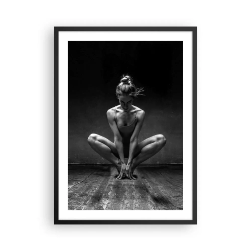 Plakat i sort ramme - Et sort-hvidt fotografi af en ballerina i en kunstnerisk positur. - 50x70cm - Fokuseret danseenergi - Moderne vægdekoration til stue og soveværelse ARTTOR