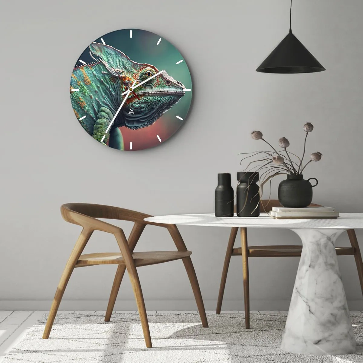 Vægur, Uret - Et nærbillede af en farverig kamæleon mod en grøn og lyserød baggrund. - 30x30cm - Kan du se mig? Ikke godt... - Moderne vægdekoration til stue, køkken og soveværelse ARTTOR