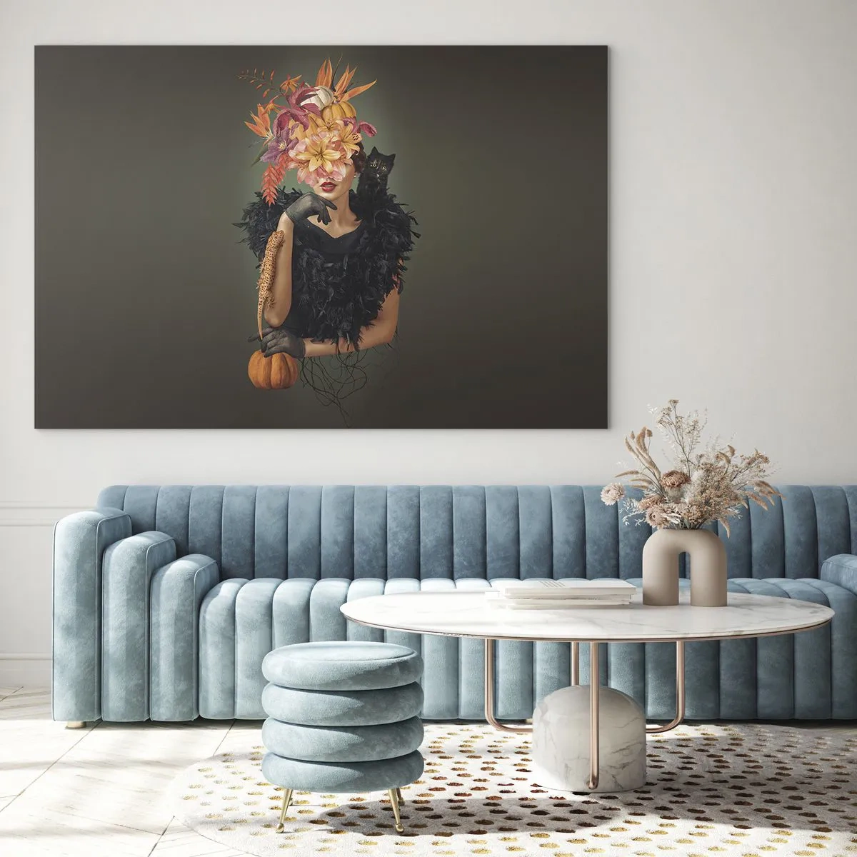 Billede på glas - Figur af en kvinde i sort med et græskar, en kat og et blomsterarrangement - 70x50cm - Heksens fortryllelse - Moderne vægdekoration til stue og soveværelse ARTTOR