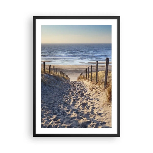 Plakat i sort ramme - Sti gennem klitterne, der fører til stranden ved solnedgang - 50x70cm - Havet brummer, fuglene synger, en vild strand midt i græsset.... - Moderne vægdekoration til stue og soveværelse ARTTOR