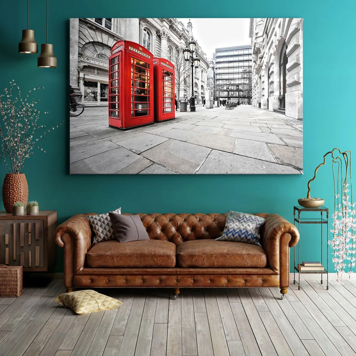 Lærredstryk - Billede på lærred - Røde telefonbokse mod baggrunden af det urbane landskab - 70x50cm - Welcome to London - Moderne vægdekoration til stue og soveværelse ARTTOR