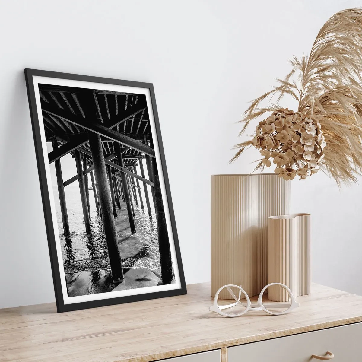 Plakat i sort ramme - Strandskjulested - 50x70cm - Strandskjul - Moderne vægdekoration til stue og soveværelse ARTTOR