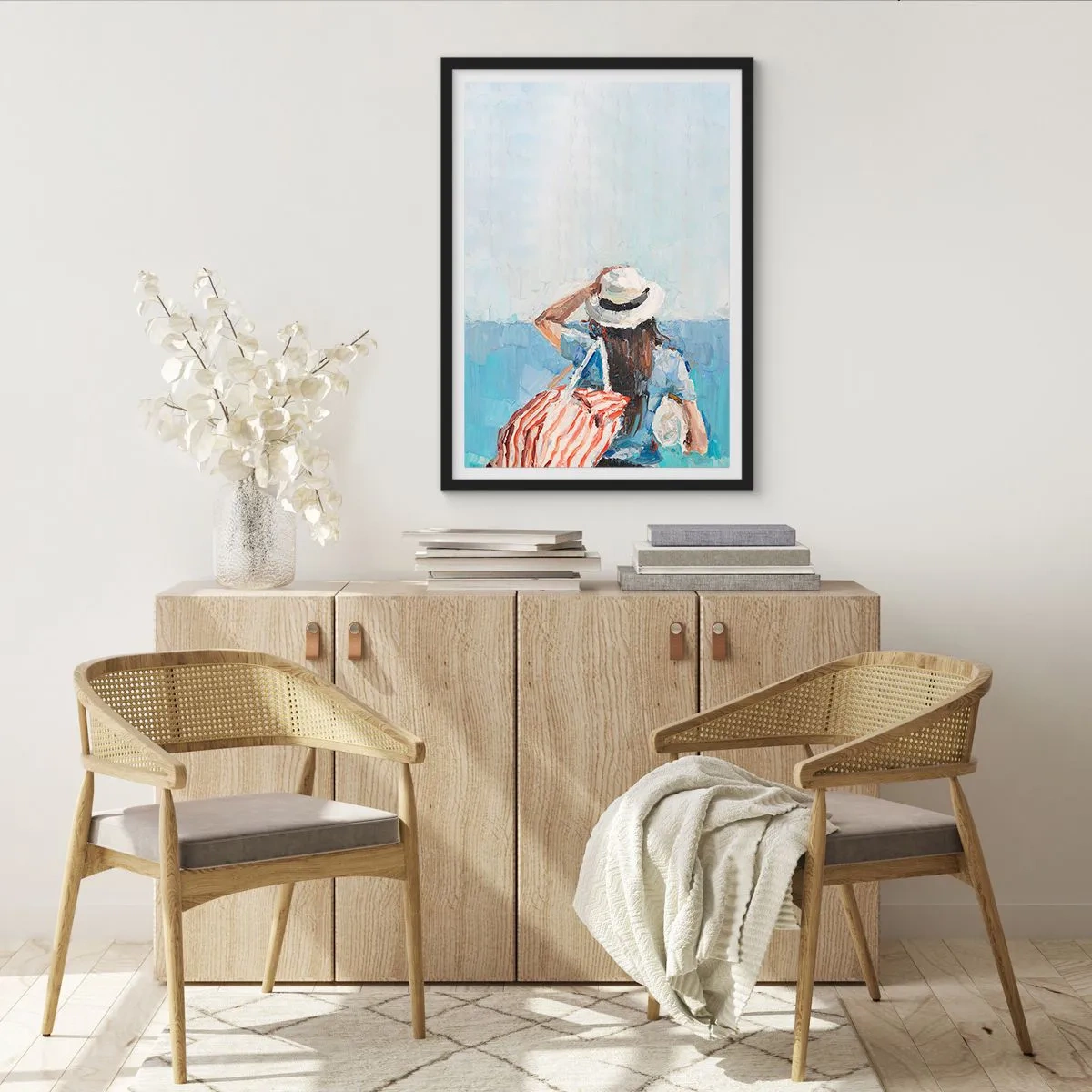Plakat i sort ramme - En kvinde med hat kigger ud på havet - 50x70cm - Velkommen på ferie - Moderne vægdekoration til stue og soveværelse ARTTOR