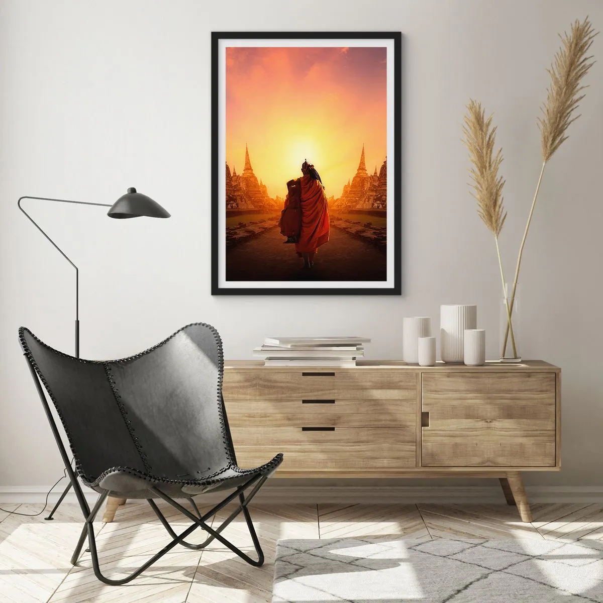 Plakat i sort ramme - En buddhistisk munk i den opgående sols stråler - 50x70cm - I fred for evigt - Moderne vægdekoration til stue og soveværelse ARTTOR