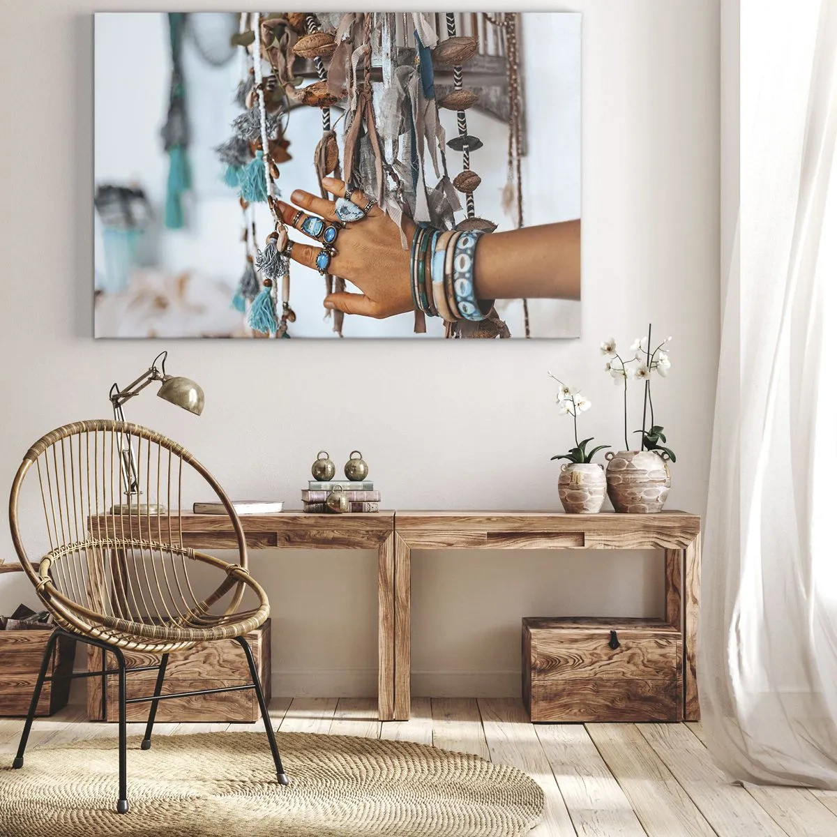 Lærredstryk - Billede på lærred - En hånd udsmykket med boheme-smykker med dekorationer i baggrunden - 70x50cm - Lokale skatte - Moderne vægdekoration til stue og soveværelse ARTTOR