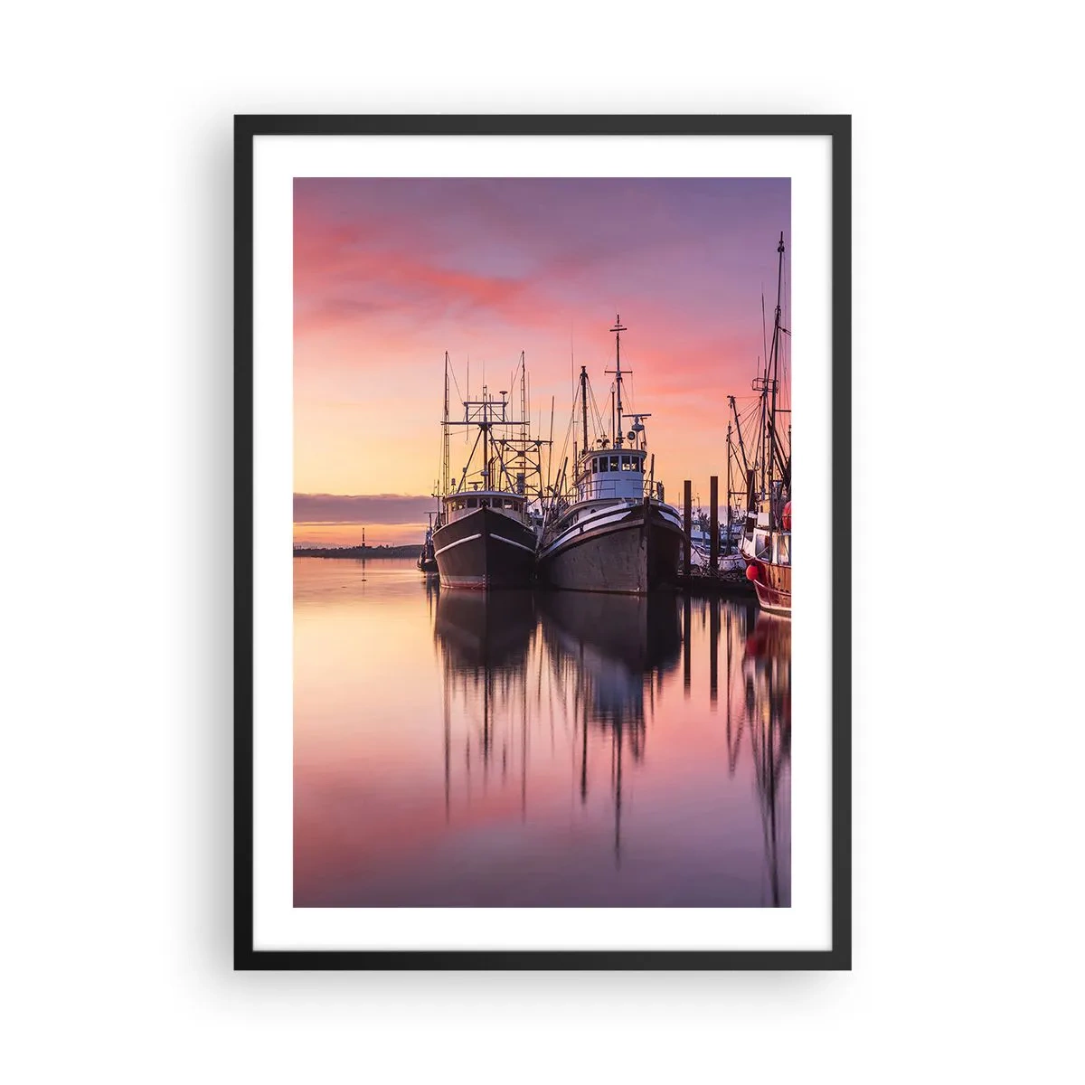 Plakat i sort ramme - Fiskerbåde i havn ved solnedgang - 50x70cm - Før den næste dag - Moderne vægdekoration til stue og soveværelse ARTTOR