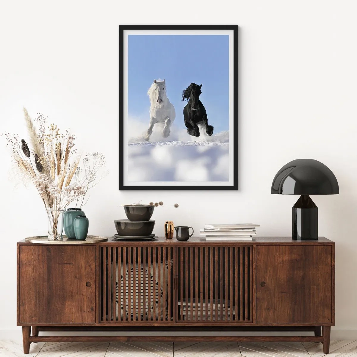 Plakat i sort ramme - En hvid og sort hest galoperer i sneen - 50x70cm - Sort og hvid galop - Moderne vægdekoration til stue og soveværelse ARTTOR